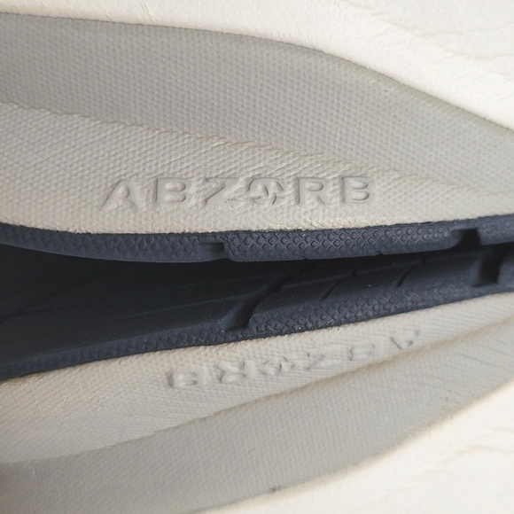 NEW BALANCE Sneakers. Comfort Insert. Size 10. COLOR White and Blue. - Picture 16 of 17